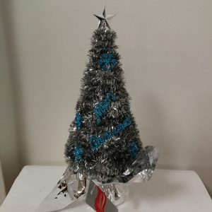 Kalėdinė dekoracija Eglutė 26cm (4-ių spalvų pasirinkimas)